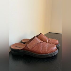 Clarks. Brown Leather Patty Tayna Mule Clog Slip-on shoes. Women’s size 7.5.